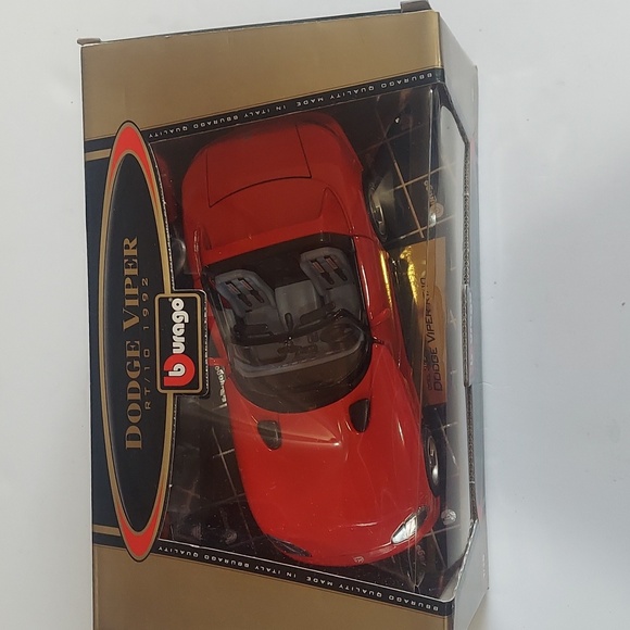 Burago dodge viper 1/18 scale new. Gold collection made in Italy